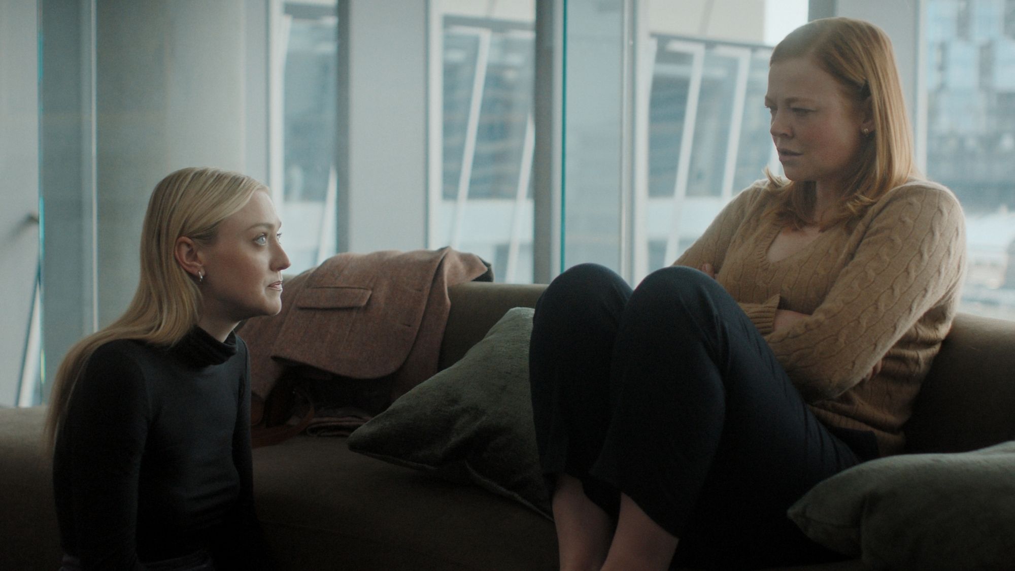 Marissa Irvine (Sarah Snook) and Jenny Kaminski (Dakota Fanning)